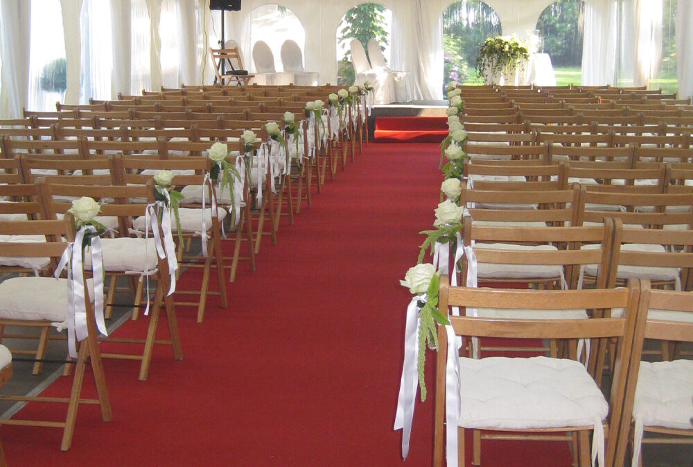 Stilvoll dekoriertes Festzelt für private Feiern und Hochzeiten in Remscheid.