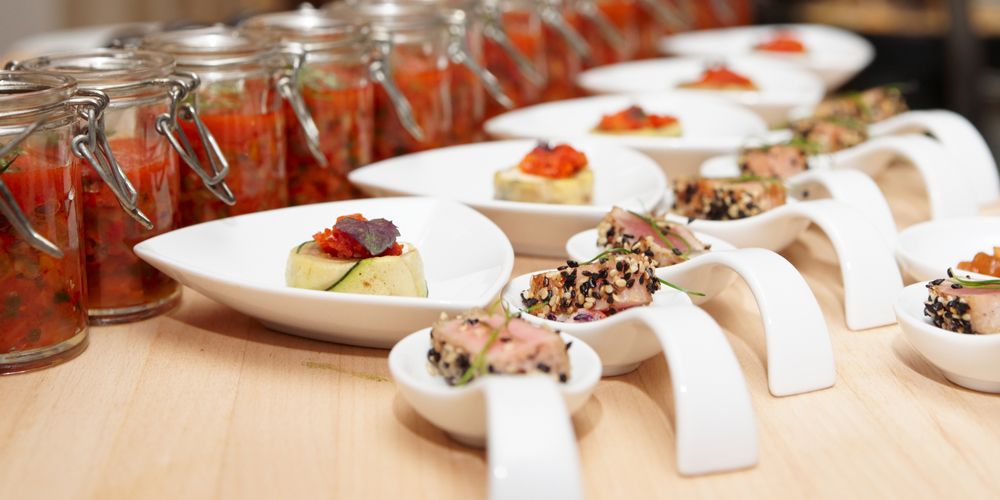Elegantes Fingerfood-Buffet von Kromberg Catering für ein Business Event.