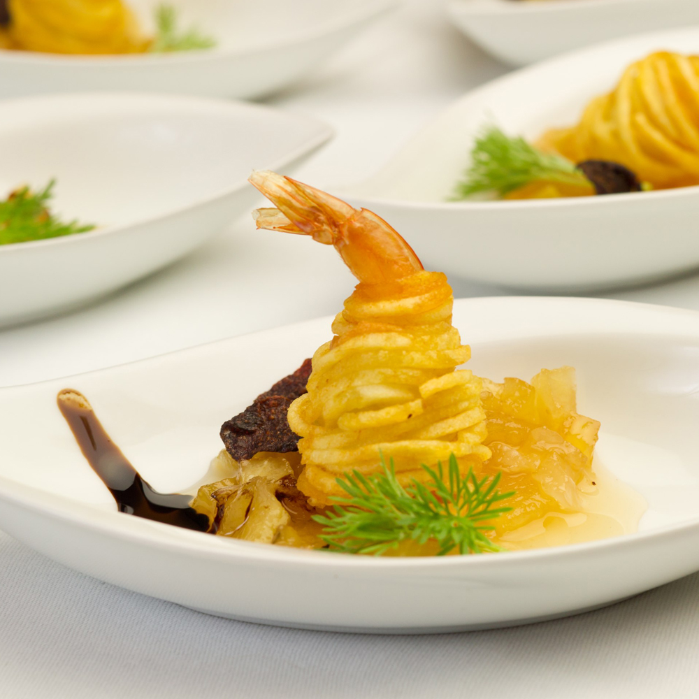 Elegantes Gericht mit Garnelen und Herzoginkartoffeln für eine Hochzeitsfeier von Kromberg Catering in NRW.